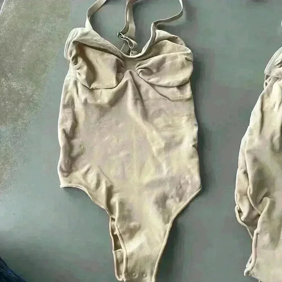 SKIMS Adjustable Straps Seamless Sculpt Compression Thong Bodysuit Size… - Picture 3 of 7